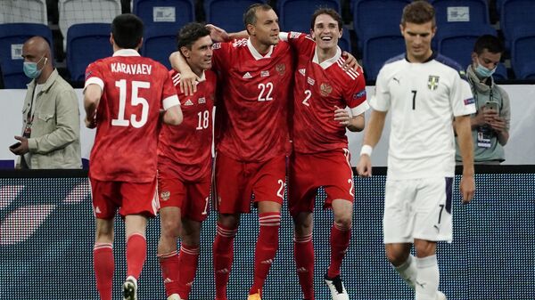 Футболисты сборной России радуются забитому мячу