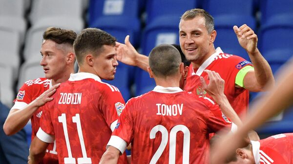 Футболисты сборной России радуются забитому мячу