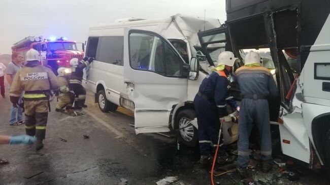 Сотрудники МЧС во время ликвидации последствий ДТП в Анапе. 4 сентября 2020