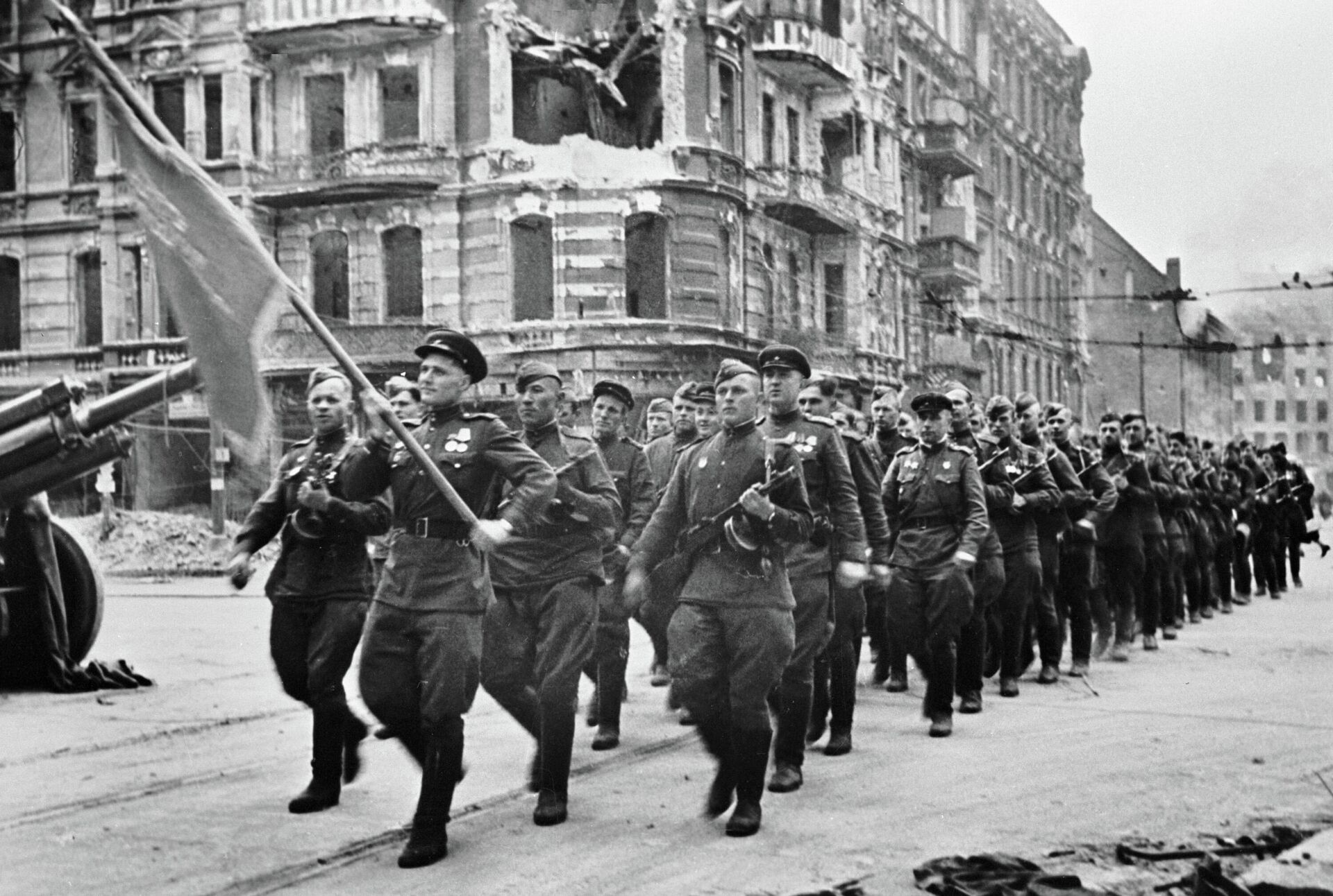 Колонна советских воинов марширует по берлинским улицам, 7 сентября 1945 - РИА Новости, 1920, 30.04.2021