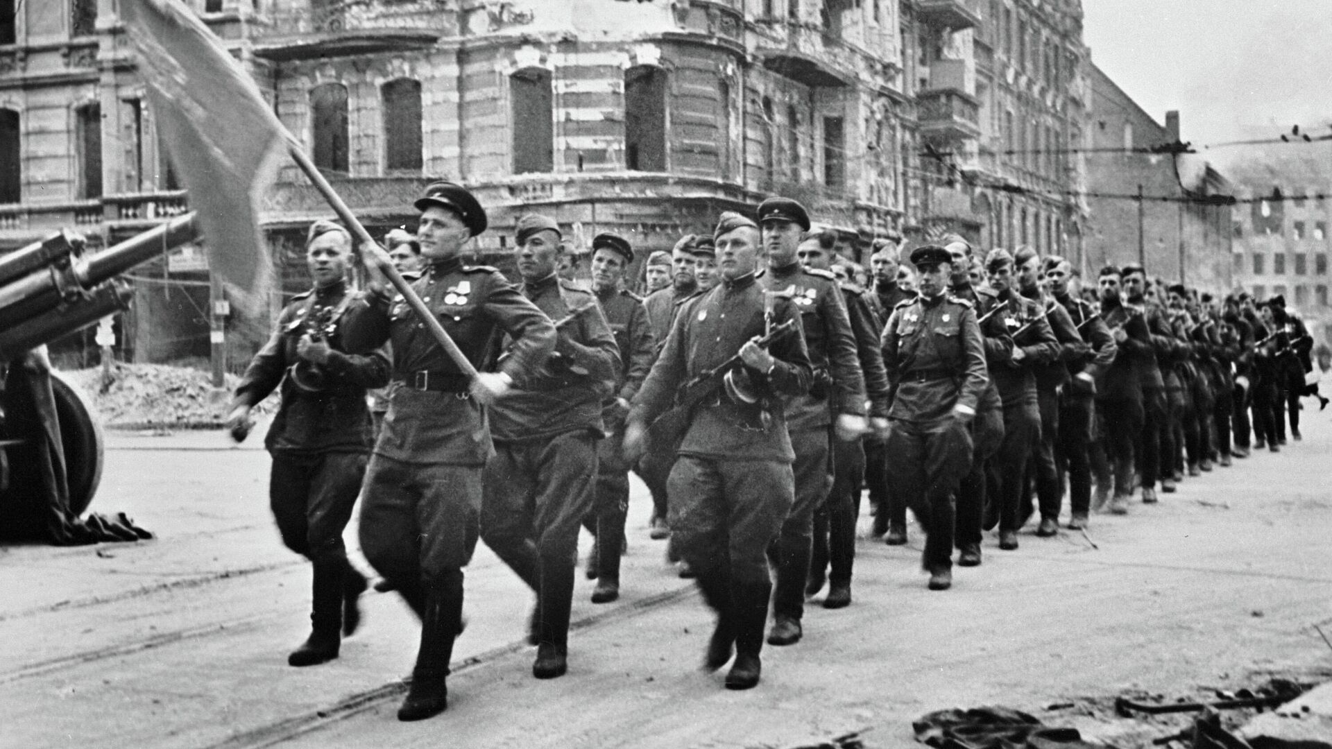 Колонна советских воинов марширует по берлинским улицам, 7 сентября 1945 - РИА Новости, 1920, 04.05.2021