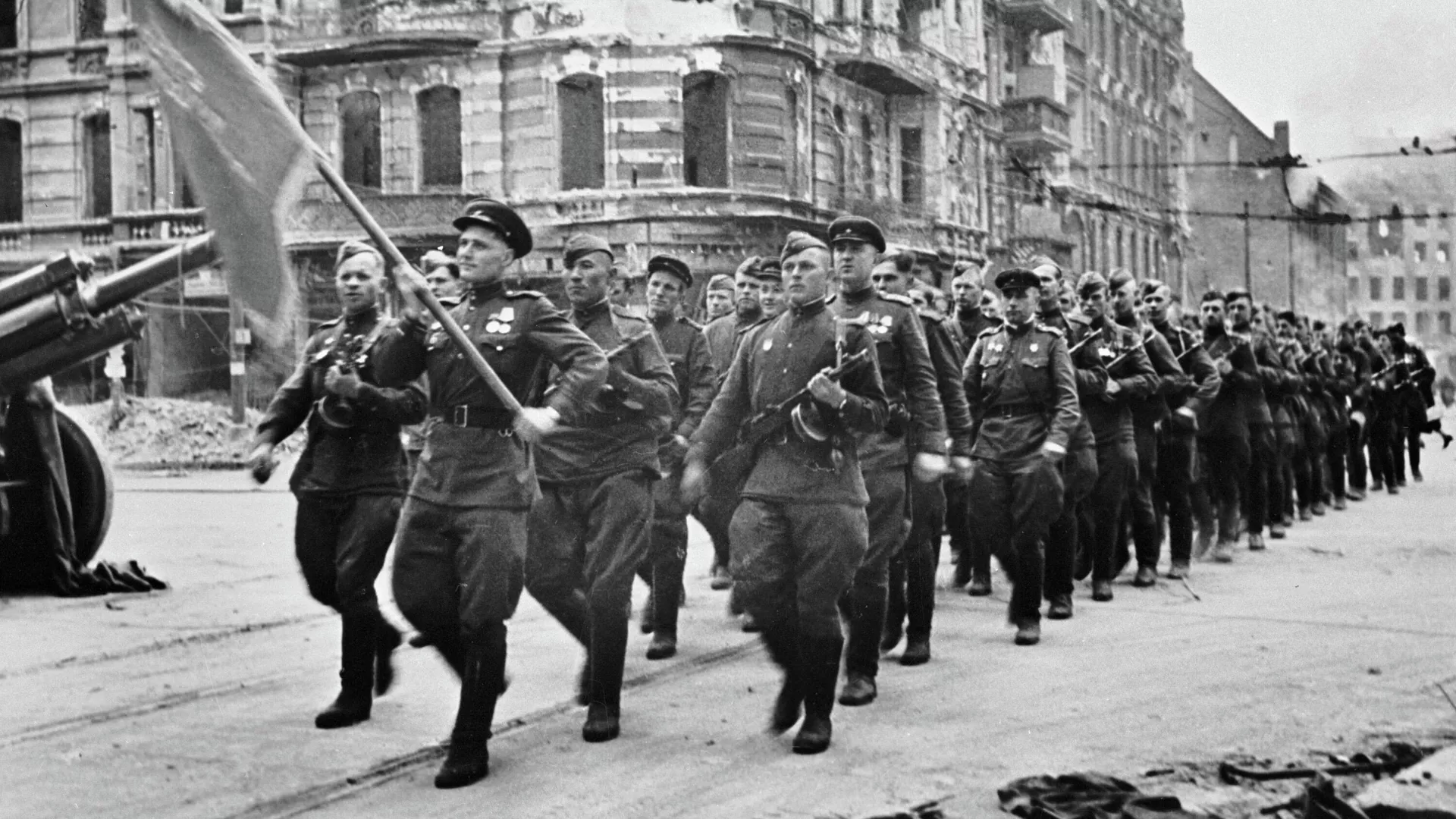 Колонна советских воинов марширует по берлинским улицам - РИА Новости, 1920, 09.05.2025