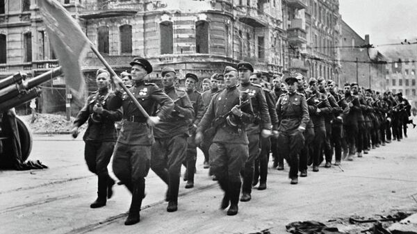 Колонна советских воинов марширует по берлинским улицам, 7 сентября 1945