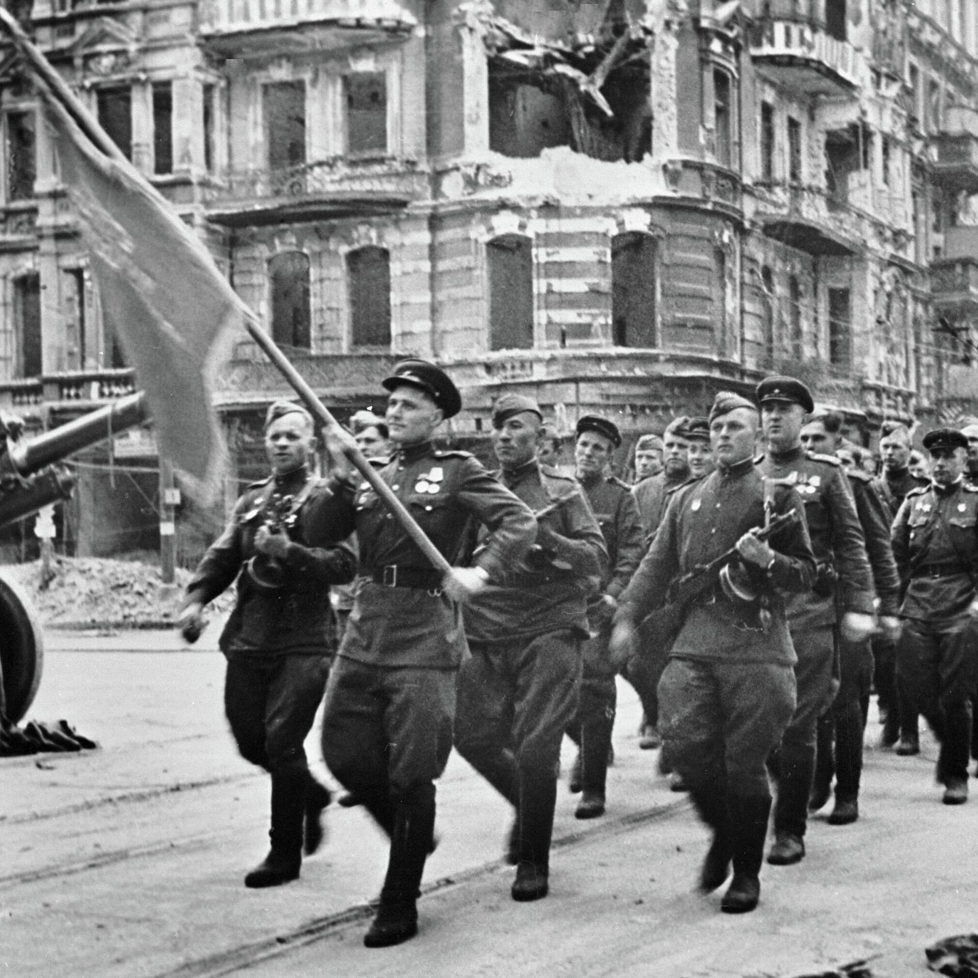 Почему красной армии удалось отстоять москву. Красное Знамя над Рейхстагом. Владивосток начало Великой Отечественной войны фото. Мая 9 фото чб картинка победа.