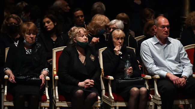 Родные и близкие на церемонии прощания с народным артистом России Борисом Клюевым