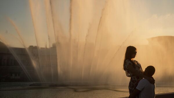 Влюбленные у фонтана на набережной озера Нижний Кабан в Казани.