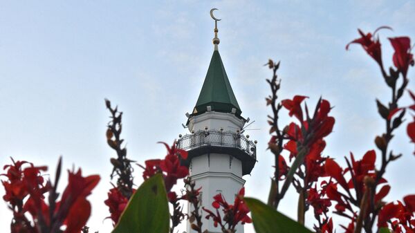 Цветы у мечети Аль-Марджани в день празднования Курбан-Байрама в Казани