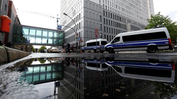 Автомобили полиции на территории больницы Charite в Берлине
