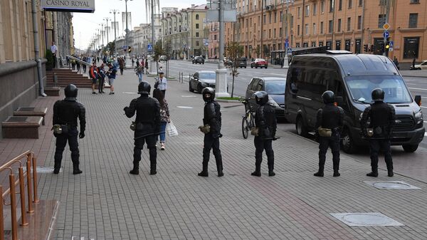 Сотрудники правоохранительных органов на площади Независимости в Минске во время акций протеста