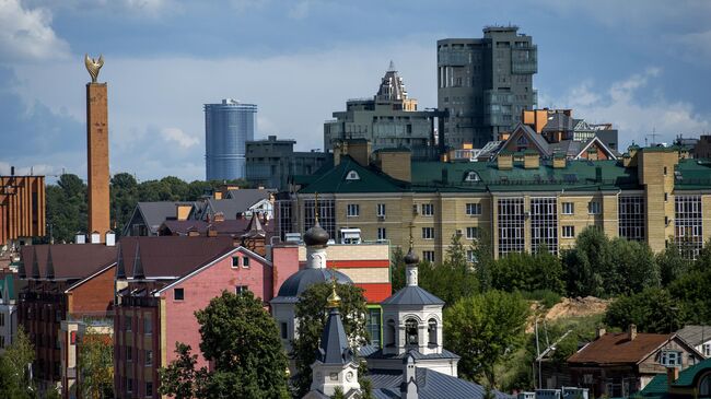 Город Казань. Слева - стела Хоррият, на первом плане внизу - церковь святой Евдокии