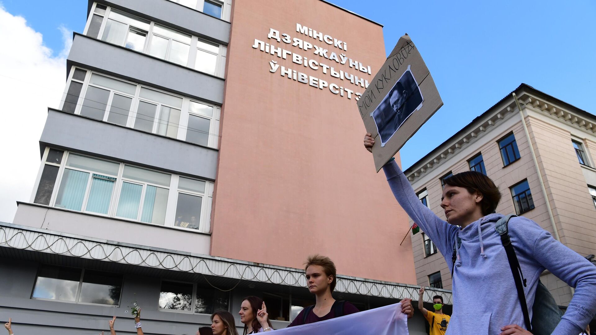 Студенты Минского государственного лингвистического университета во время акции протеста, проходящей на территории университета - РИА Новости, 1920, 04.09.2020