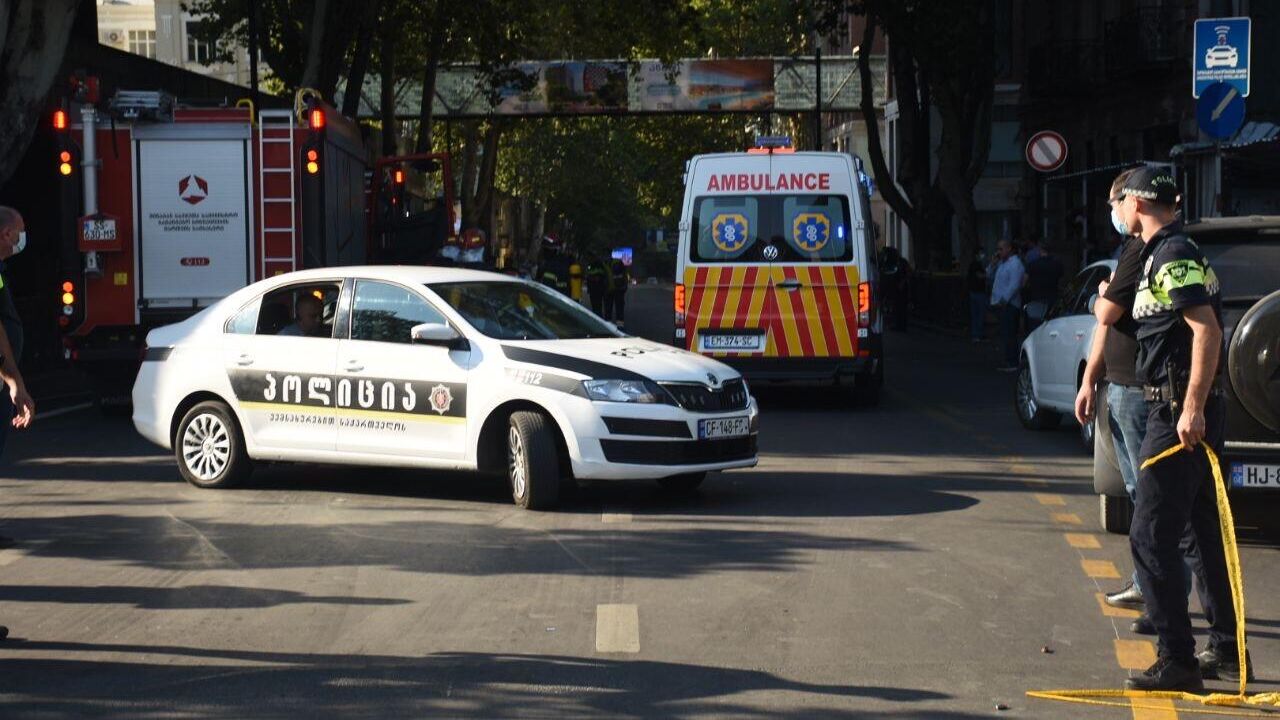 В центре Тбилиси недалеко от места взрыва, в результате которого один человек погиб и трое пострадали - РИА Новости, 1920, 21.10.2020