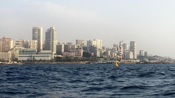 Вид на набережную Бейрута в районе маяка со стороны моря