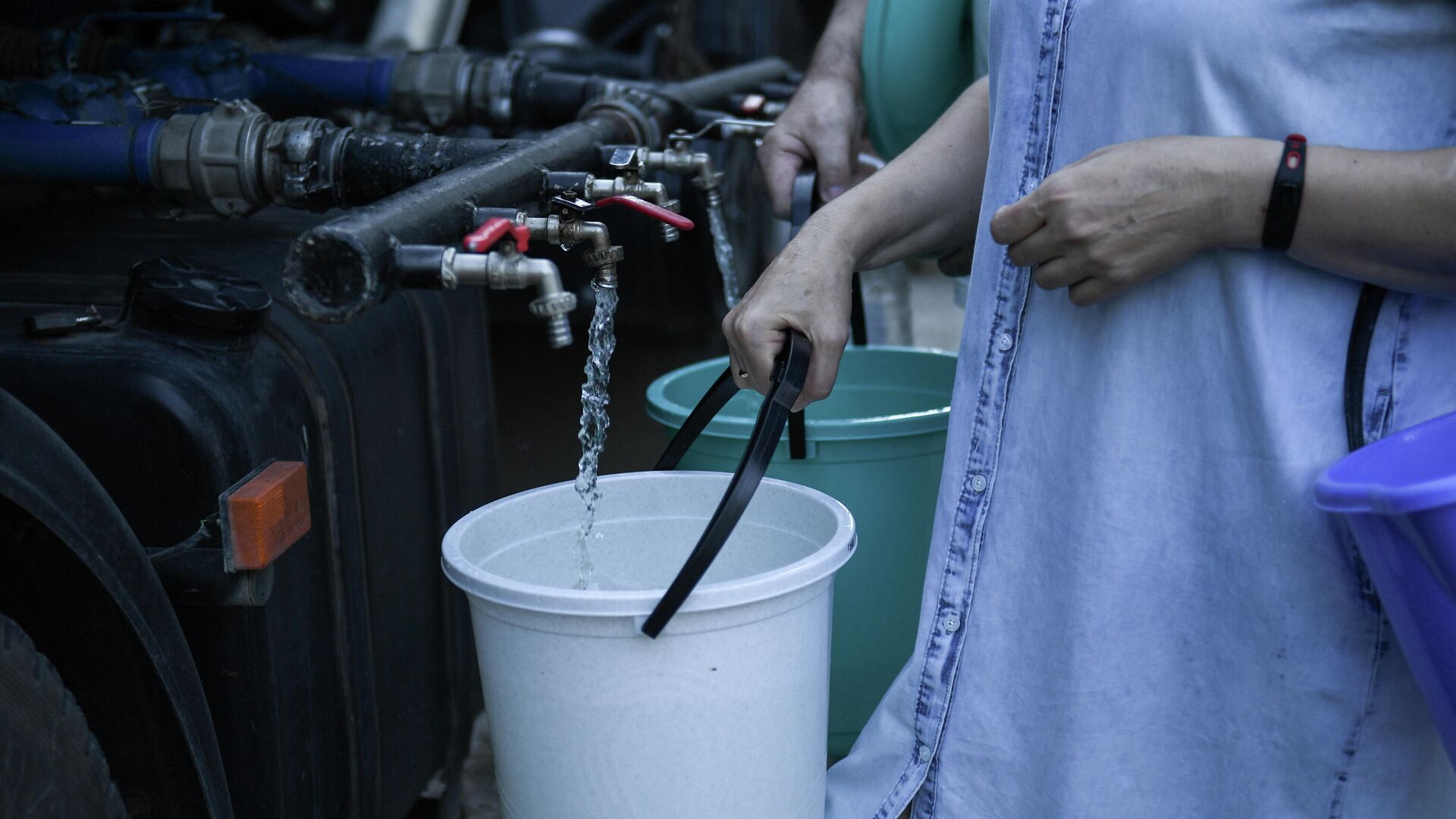 Жители Cимферополя набирают в емкости питьевую воду, привезенную в цистернах - РИА Новости, 1920, 11.09.2020