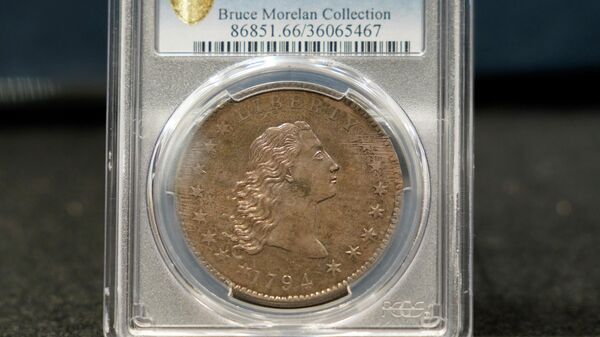 Редкая серебряная монета 1794 года выпуска номиналом в один доллар с изображением Свободы с распущенными волосами 