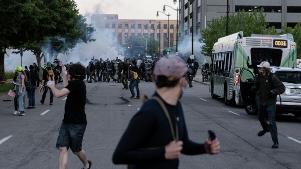 Полиция разгоняет демонстрацию с применением слезоточивого газа в Детройте, США