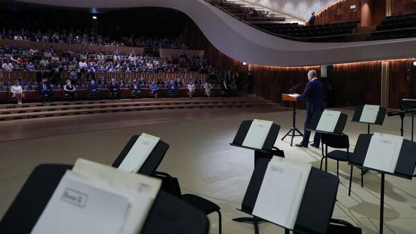 Президент России Владимир Путин выступает в концертном зале Зарядье на торжественном мероприятии, посвященном празднованию 873-й годовщины основания Москвы