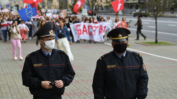 Сотрудники правоохранительных органов во время протестной акции женщин в Минске