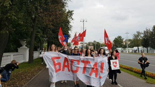Баста! Женщины вышли на акцию протеста  с флагами разных стран в Минске