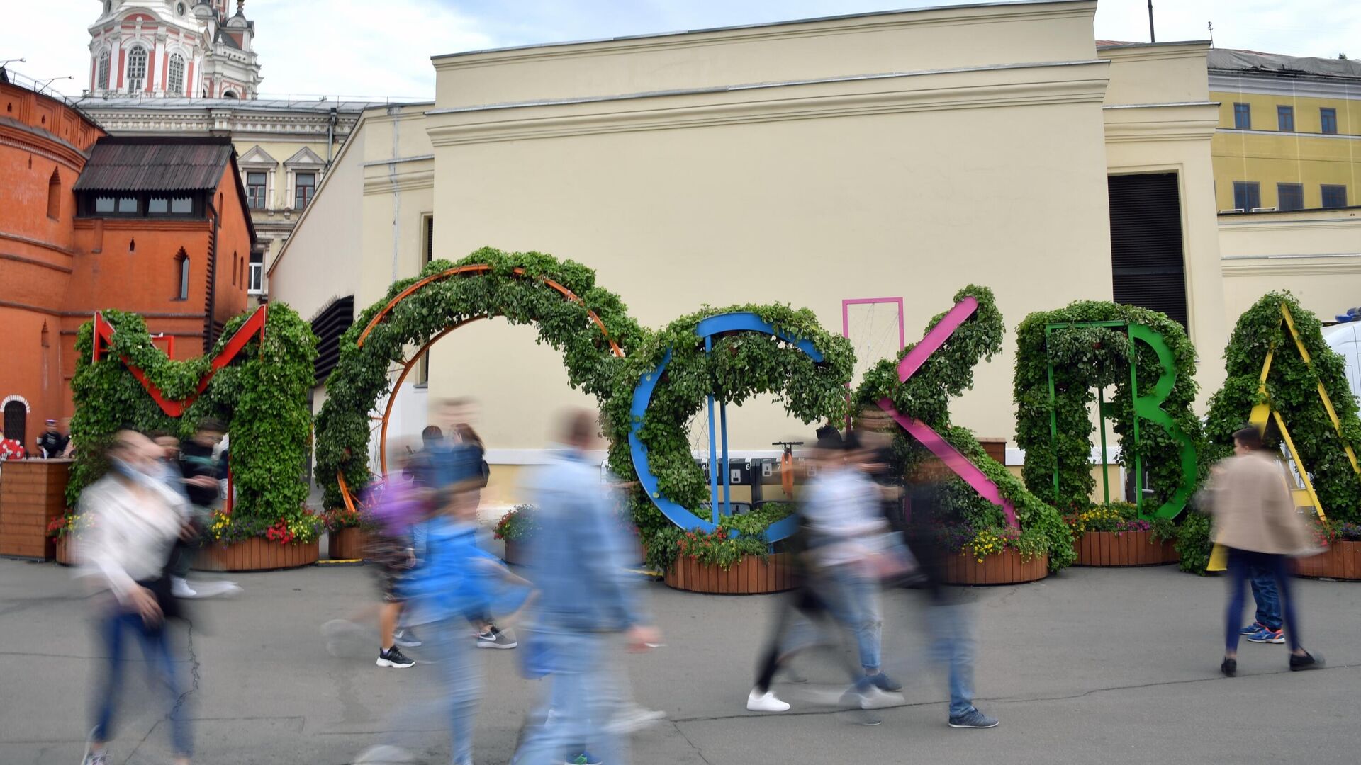 Москвичи во время праздничных гуляний в День города в Москве - РИА Новости, 1920, 06.09.2021