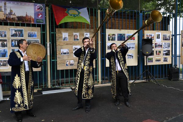 Узбекские музыканты выступают на концерте во время праздника Москва многонациональная: День культуры народов Центральной Азии