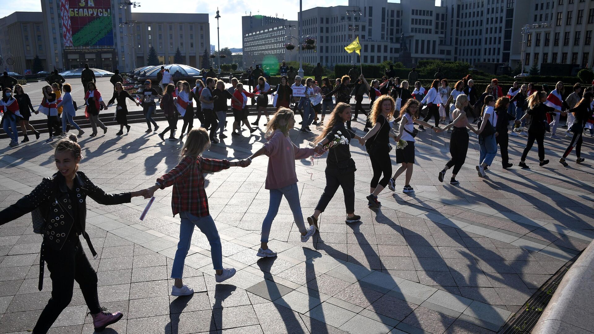 Участницы протестной акции женщин на площади Независимости в Минске  - РИА Новости, 1920, 05.09.2020