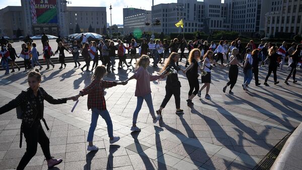 Участницы протестной акции женщин на площади Независимости в Минске 