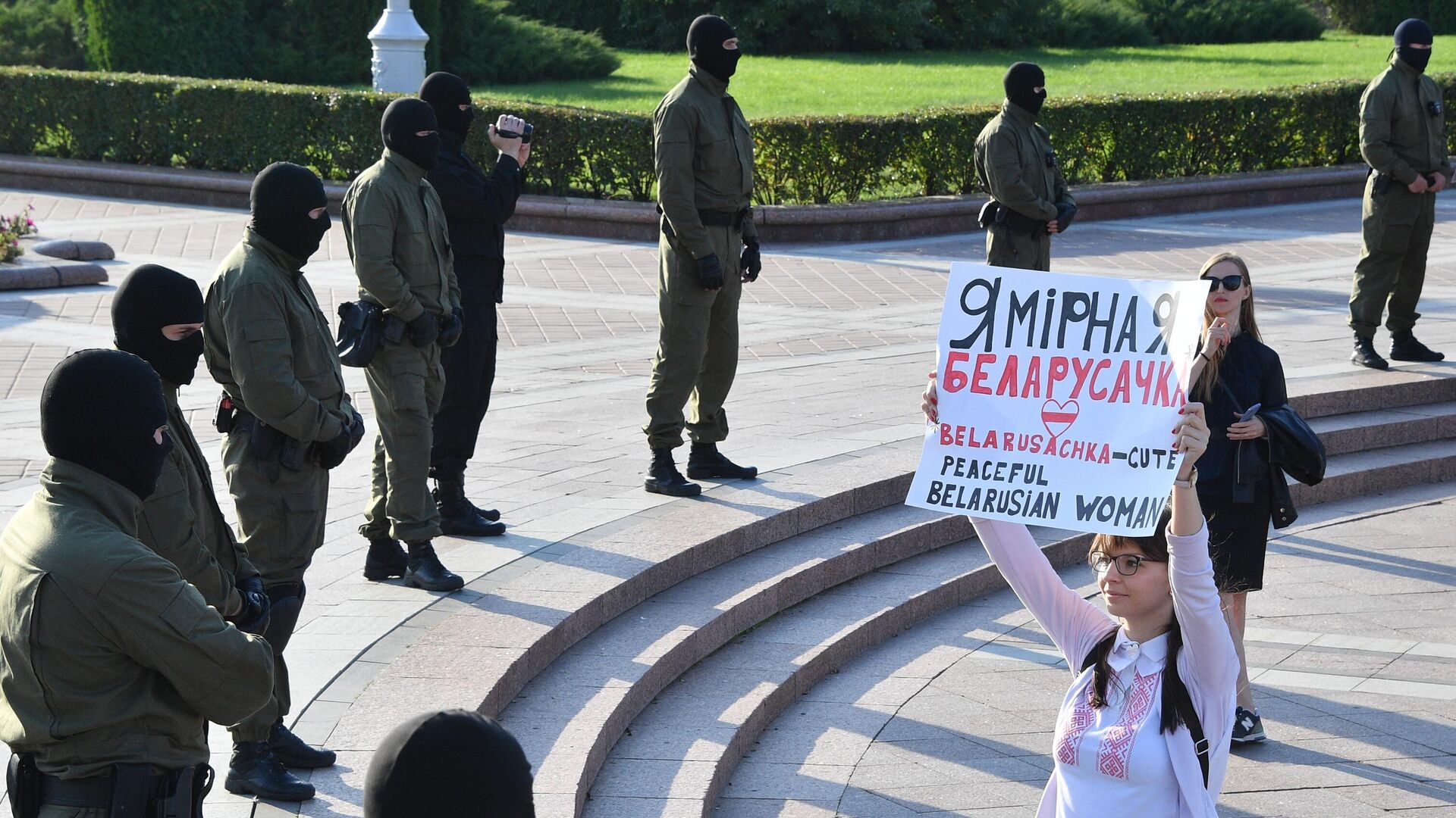 Сотрудники правоохранительных органов и участница протестной акции женщин на площади Независимости в Минске - РИА Новости, 1920, 05.09.2020