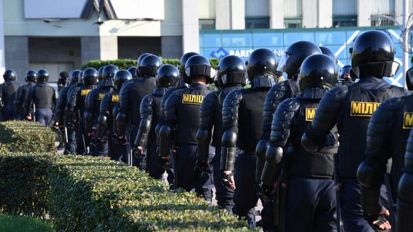 Сотрудники правоохранительных органов во время протестной акции женщин на площади Независимости в Минске
