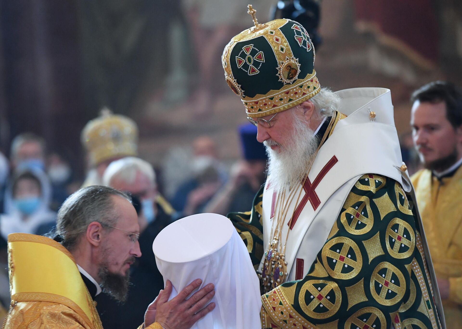 Патриарх Московский и всея Руси Кирилл совершает чин возведения в сан митрополита епископа Минского и Заславского Вениамина в храме Христа Спасителя в Москве - РИА Новости, 1920, 24.11.2020