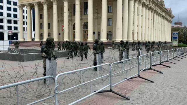 Колючая проволока и спецтехника: в Минске милиция готовится к усиленному режиму работы  - РИА Новости, 1920, 06.09.2020