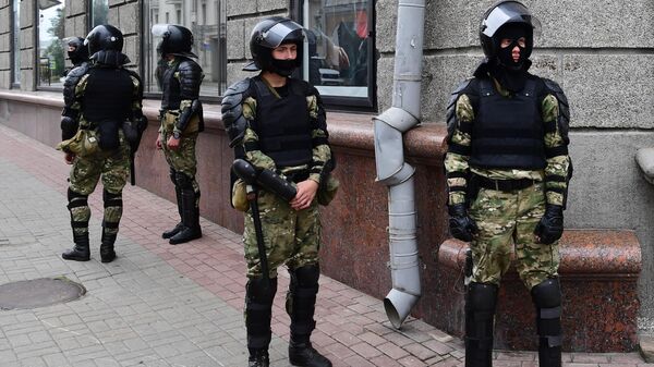 Сотрудники милиции на улице в Минске во время несанкционированной акции оппозиции Марш единства