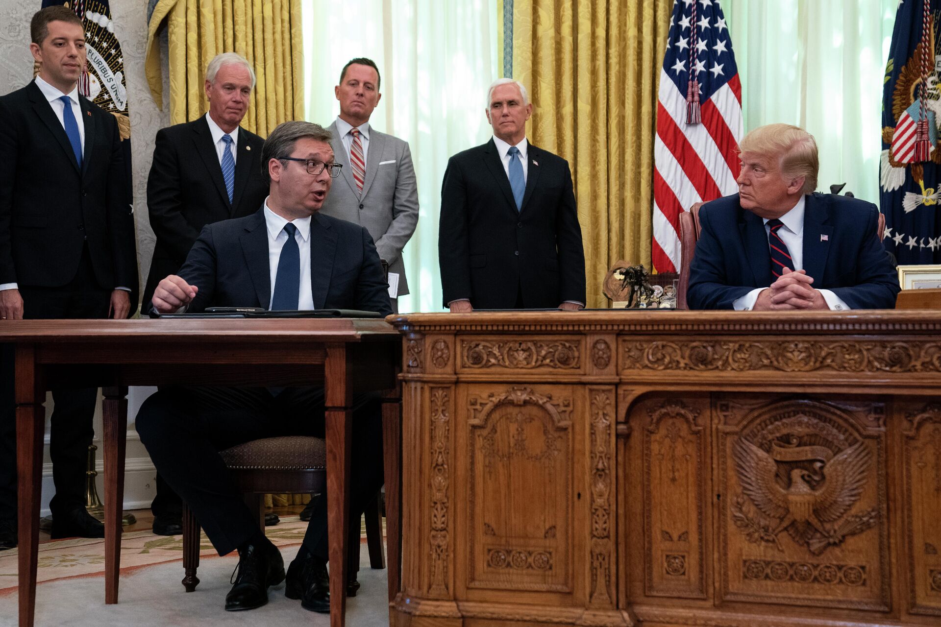 Президент Сербии Александр Вучич и президент США Дональд Трамп во время церемонии подписания соглашения об экономическом сотрудничестве с премьер-министром Косова Авдулахом Хоти - РИА Новости, 1920, 01.04.2025