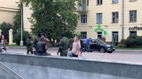 Кадры задержания людей в преддверии несанкционированной акции в Минске