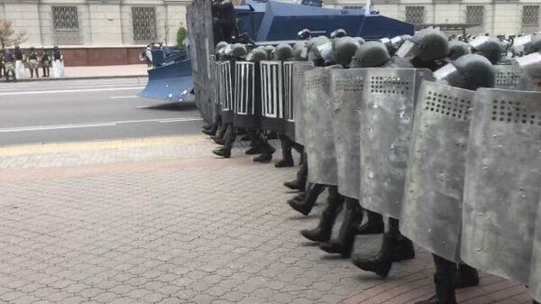 Силовики выстроились в цепь на проспекте Независимости в центре Минска