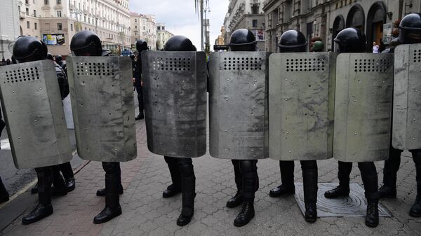 Сотрудники милиции на улице в Минске, где должна пройти несанкционированная акция оппозиции Марш единства