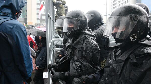 Сотрудники правоохранительных органов во время акции оппозиции Марш единства в Минске