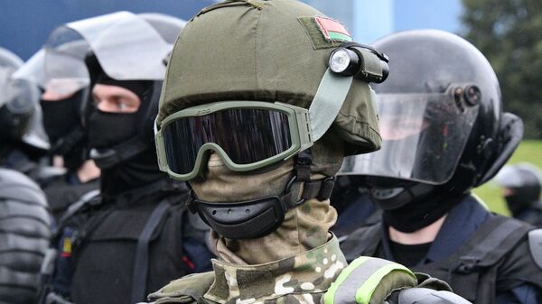 Сотрудник правоохранительных органов во время акции оппозиции Марш единства в Минске