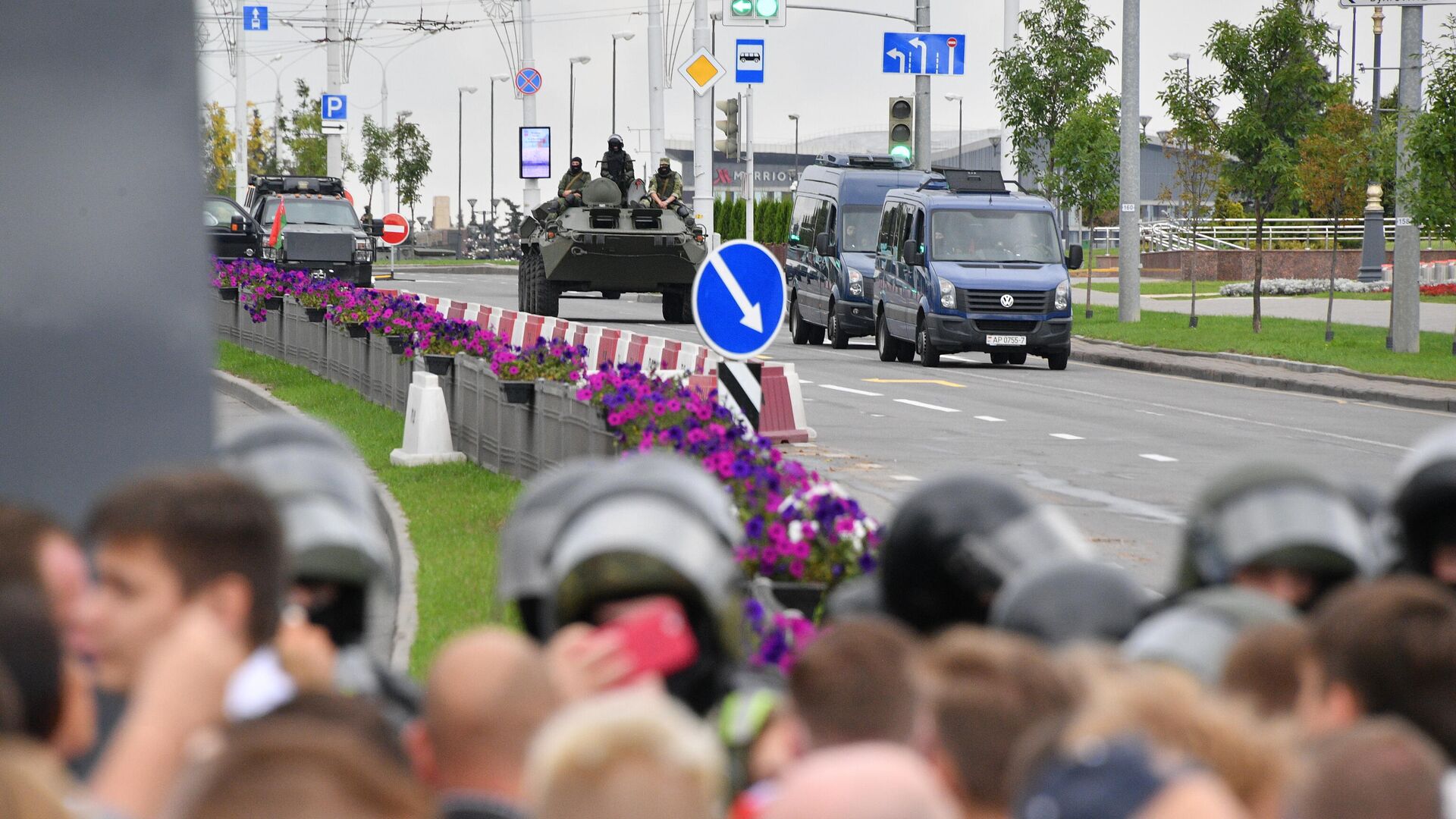 Бронетранспортер правоохранительных органов во время акции оппозиции Марш единства в Минске - РИА Новости, 1920, 07.09.2020