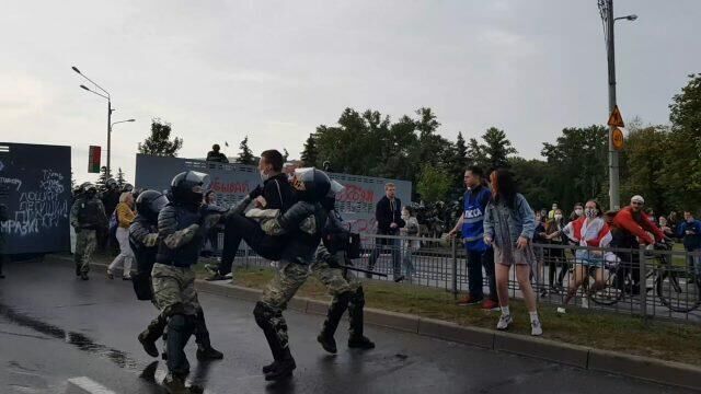 Оставьте его! Силовики задержали несколько участников акции протеста в Минске - РИА Новости, 1920, 06.09.2020