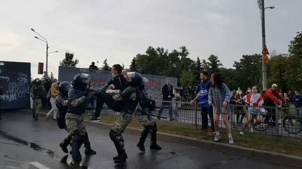 Оставьте его! Силовики задержали несколько участников акции протеста в Минске