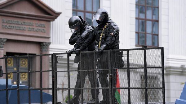 Сотрудники милиции на одной из улиц в Минске, где проходит несанкционированная акция оппозиции Марш единства