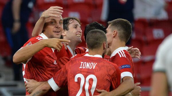 Футболисты сборной России радуются голу