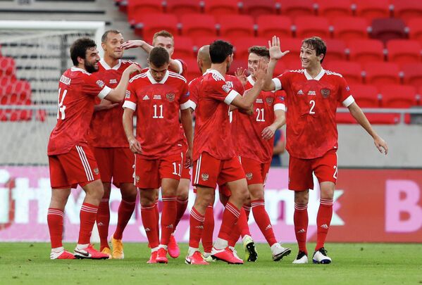 Футболисты сборной России радуются голу в ворота сборной Венгрии