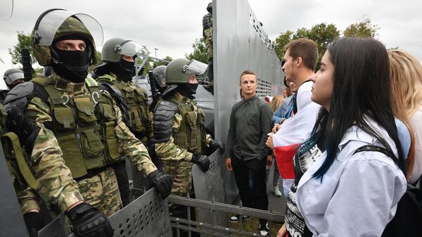Сотрудники правоохранительных органов и участники несанкционированной акции оппозиции Марш единства в Минске