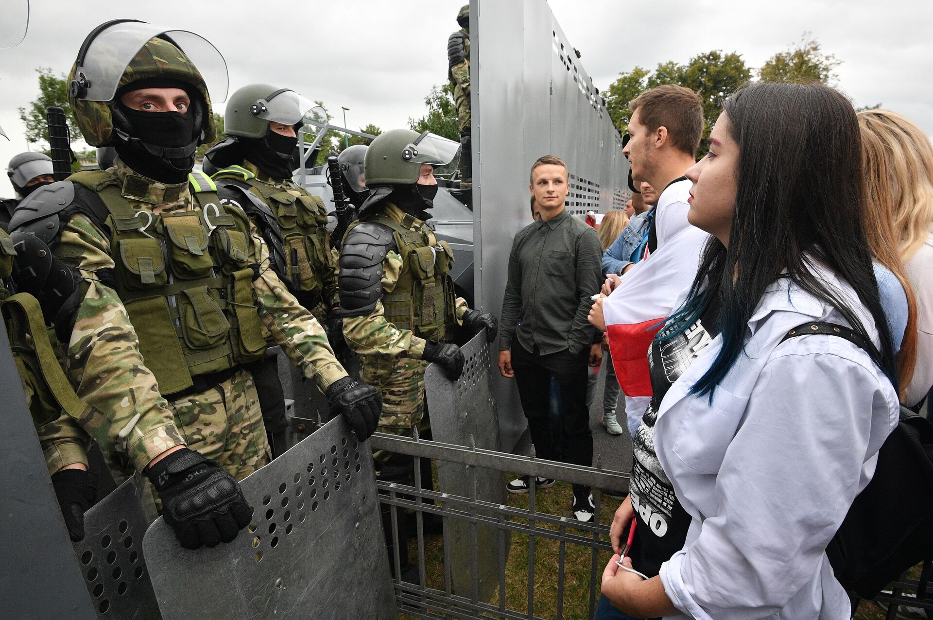 Сотрудники правоохранительных органов и участники несанкционированной акции оппозиции Марш единства в Минске - РИА Новости, 1920, 19.07.2021