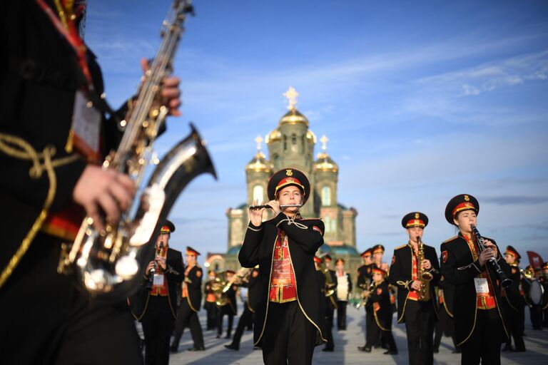 Сводный оркестр ГБОУ школа №1770 на XIII Международном военно-музыкальном фестивале Спасская башня на соборной площади главного храма Вооруженных сил  РФ в военно-патриотическом парке Патриот