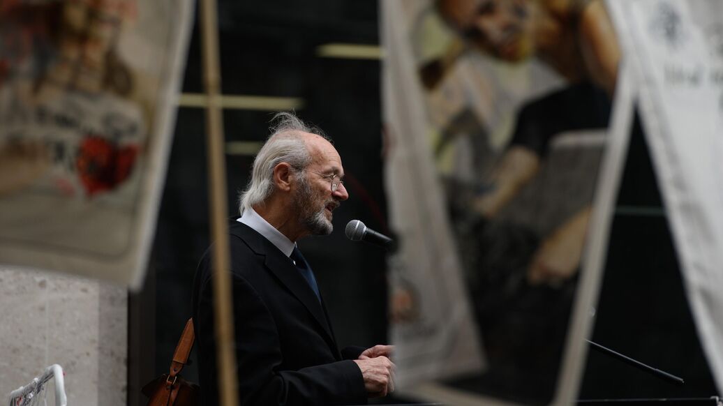 Отец Ассанжа рассказал о благодарности Путину