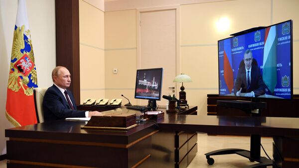 Президент РФ Владимир Путин во время встречи в режиме видеоконференции с временно исполняющим обязанности губернатора Калужской области Владиставом Шапшой