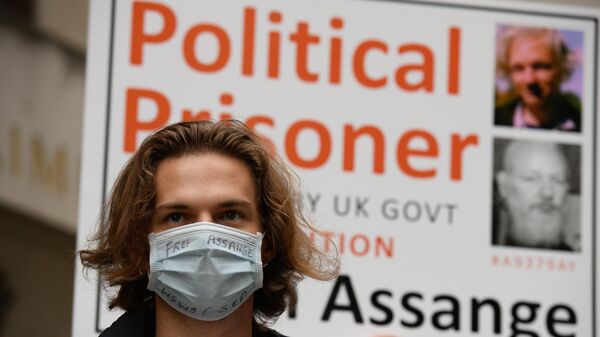 Митинг против экстрадиции основателя Wikileaks Джулиана Ассанжа у здания суда Олд-Бейли в Лондоне, Великобритания